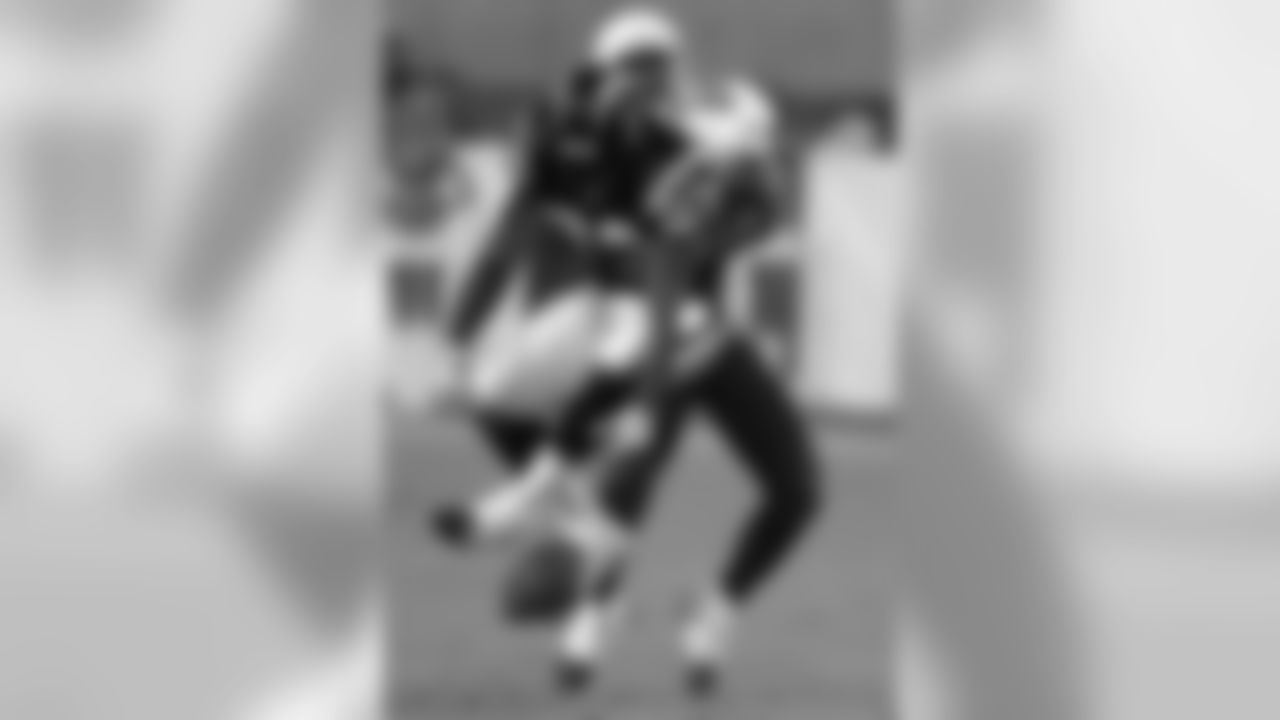 S Adrian Wilson covers Chargers TE Joshua Norman in 2004