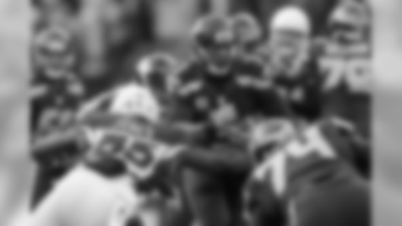 LB Chandler Jones gets the sack