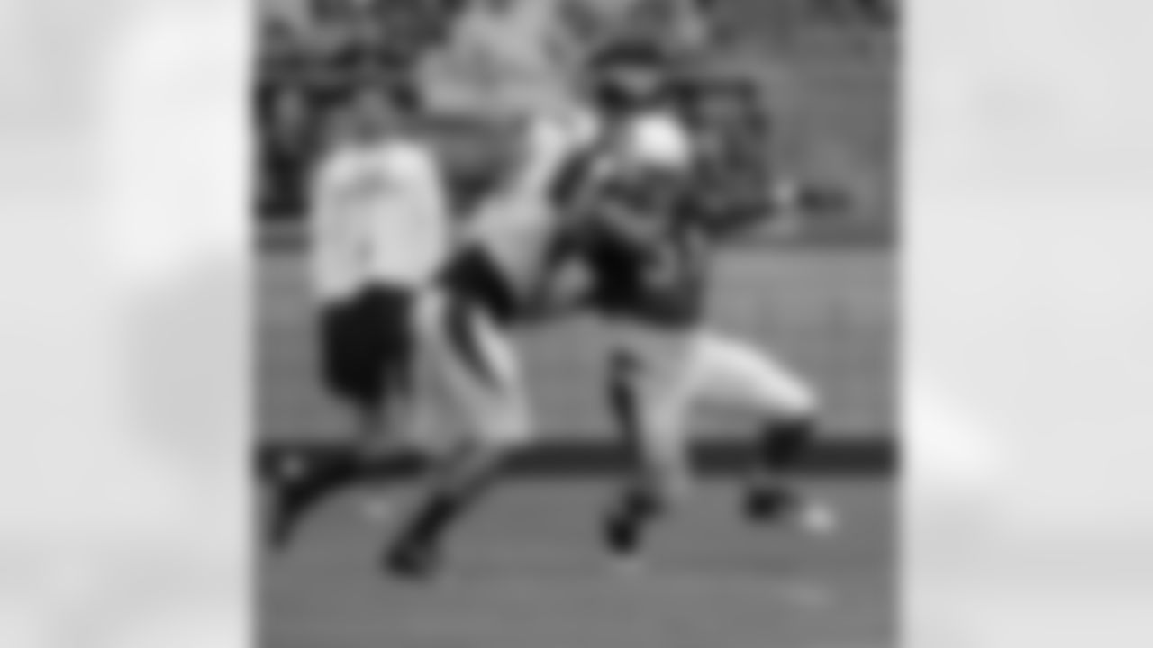 LB Alex Okafor gets around TE Rob Housler
