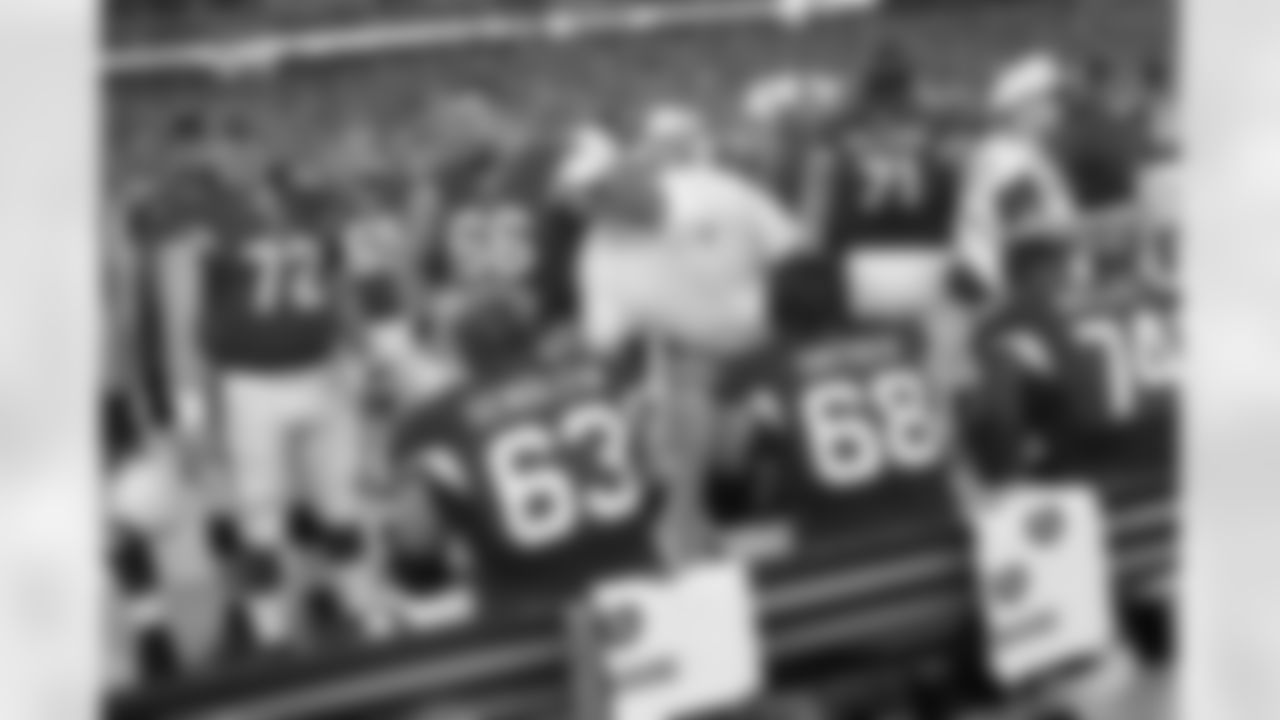 Coach Whisenhunt congratulates offense after a score