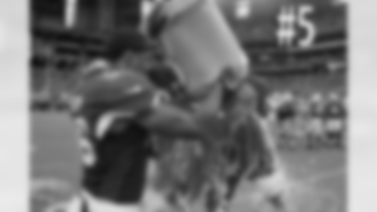 LB Karlos Dansby douses Coach Arians with Gatorade after his first NFL win