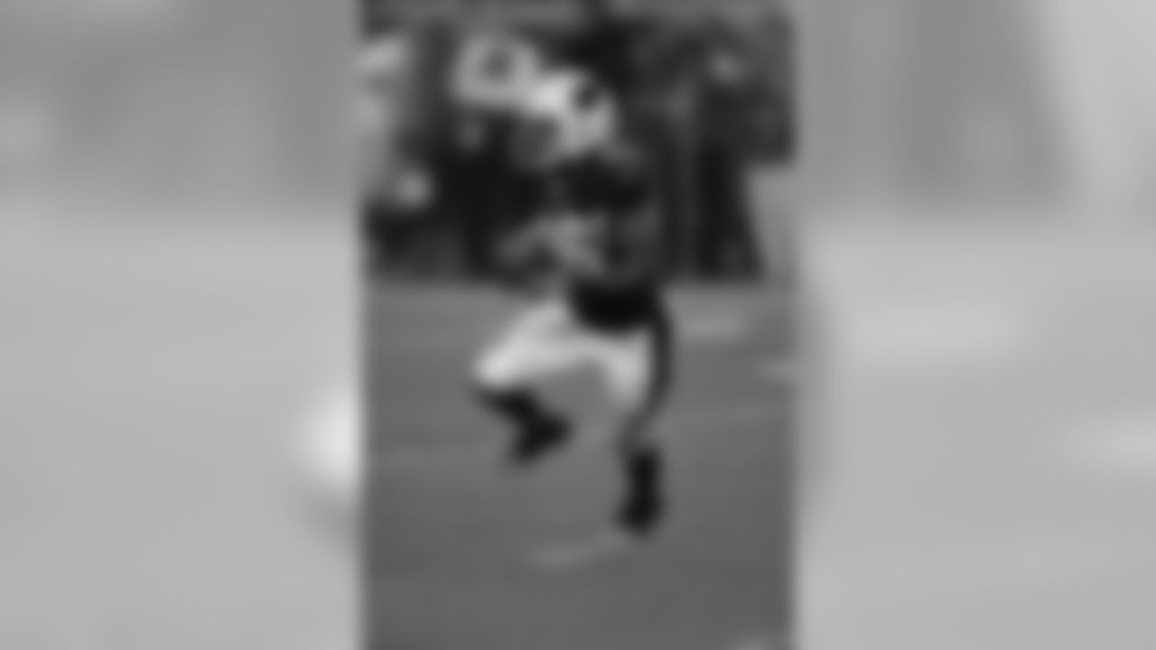LaRod Stephens-Howling returns a 1st quarter kickoff
