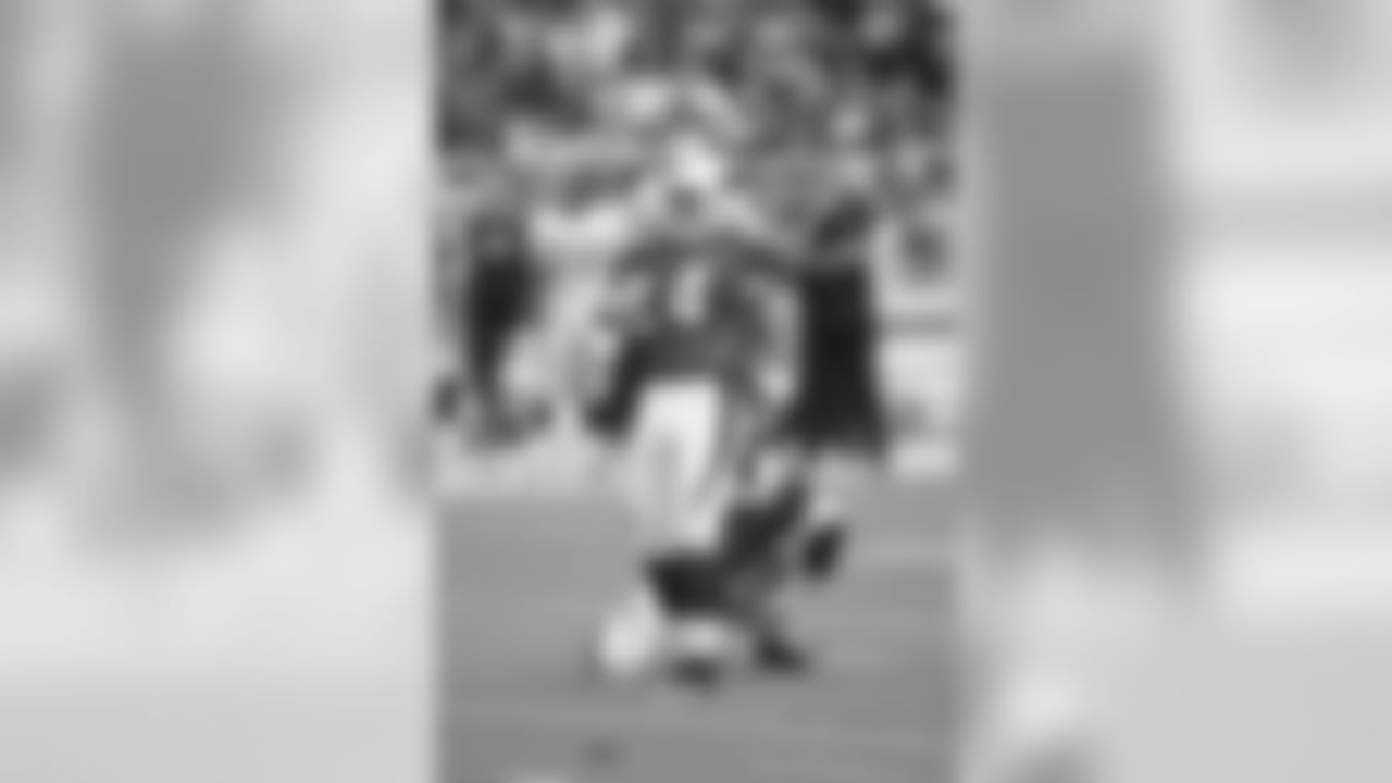 Jay Feely converts an extra point