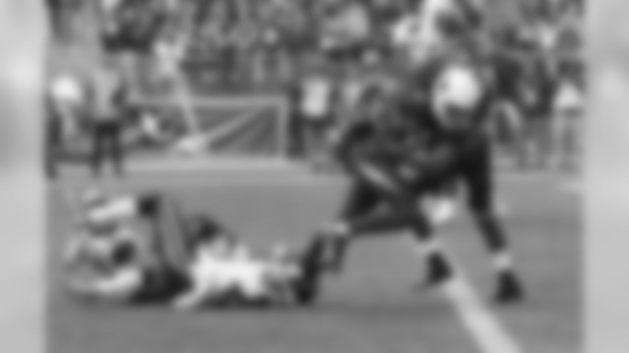 Larry Fitzgerald scores a touchdown.