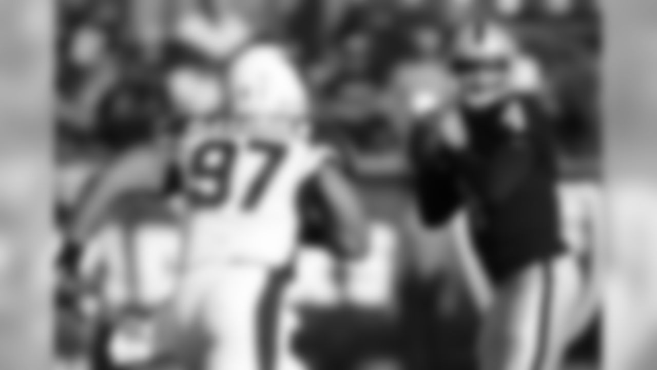 LB Lorenzo Alexander pressures Raiders QB Derek Carr
