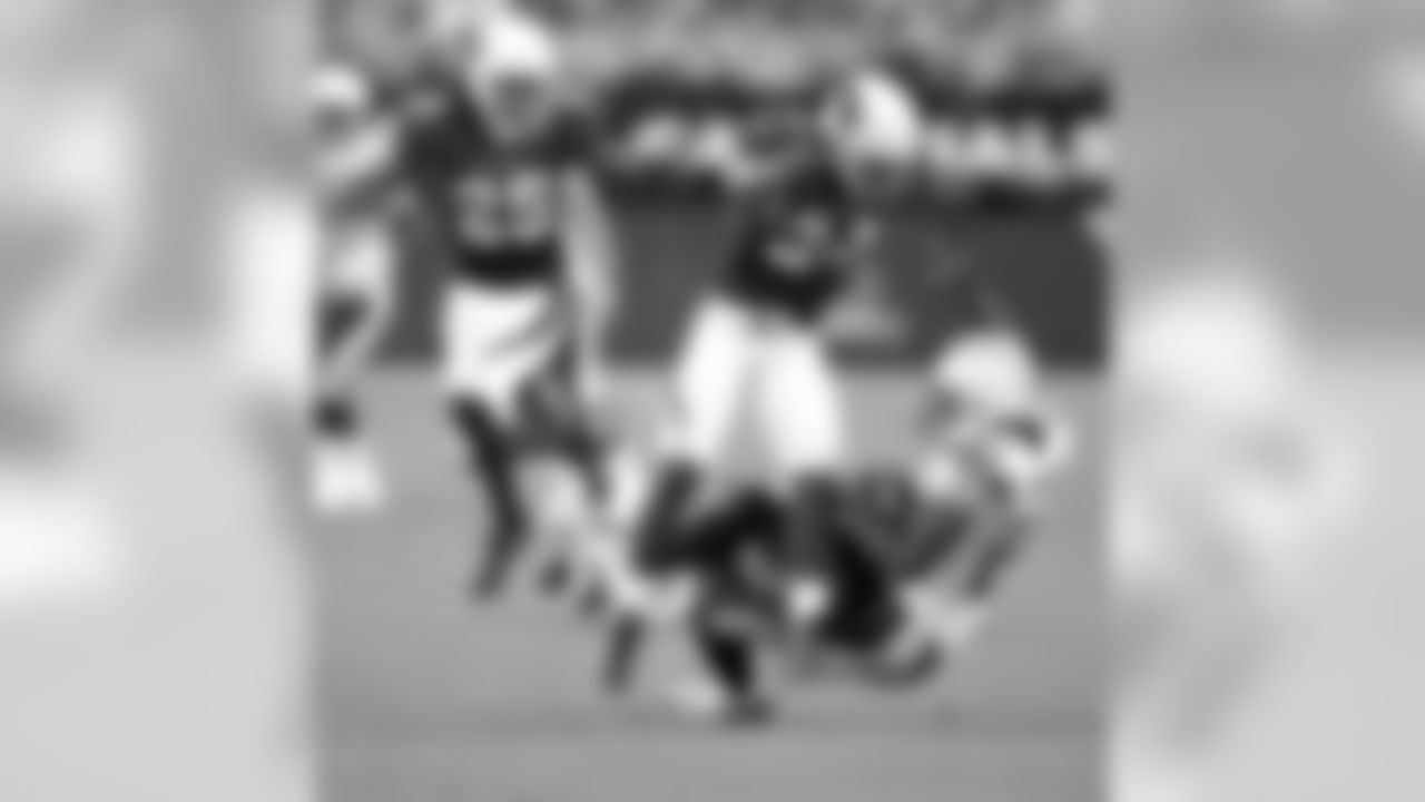 S Adrian Wilson hits Chargers WR Kassim Osgood in 2007