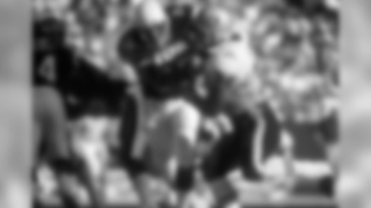1990: LT Luis Sharpe.