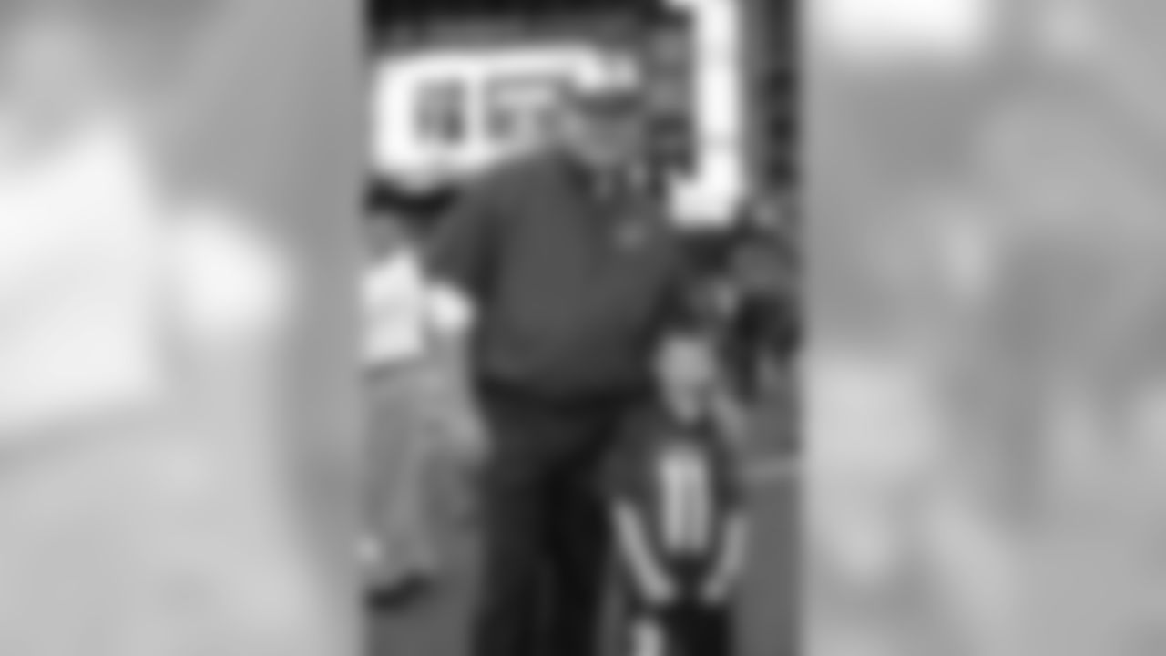 Arians poses for a photo with a young fan