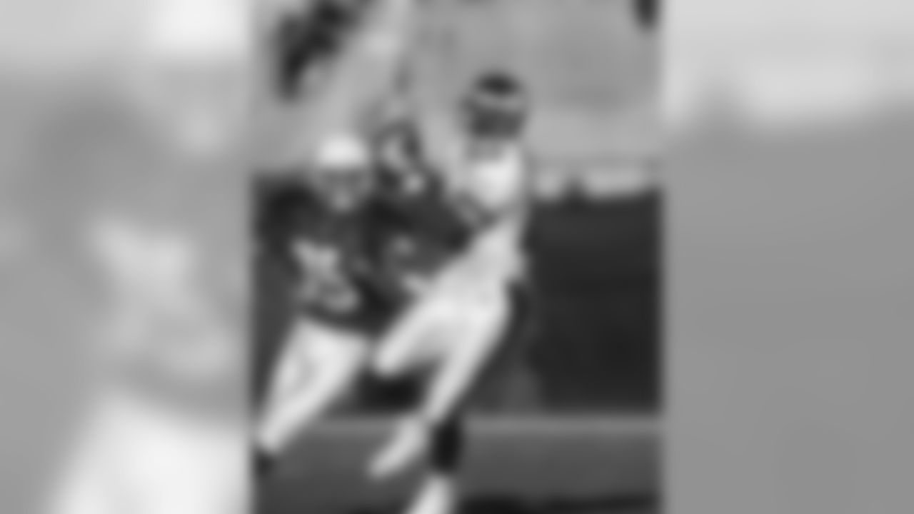 1996: Eagles WR Irving Fryar catches a pass