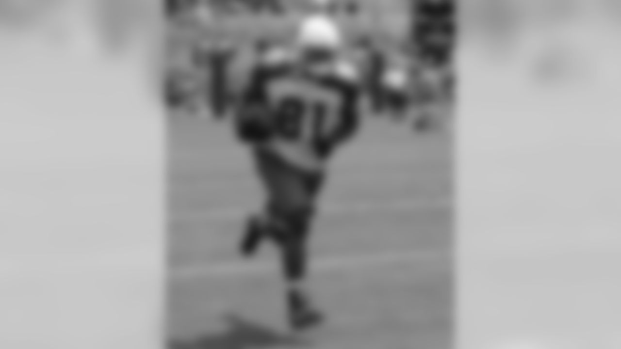 Anquan Bolidn runs after the catch