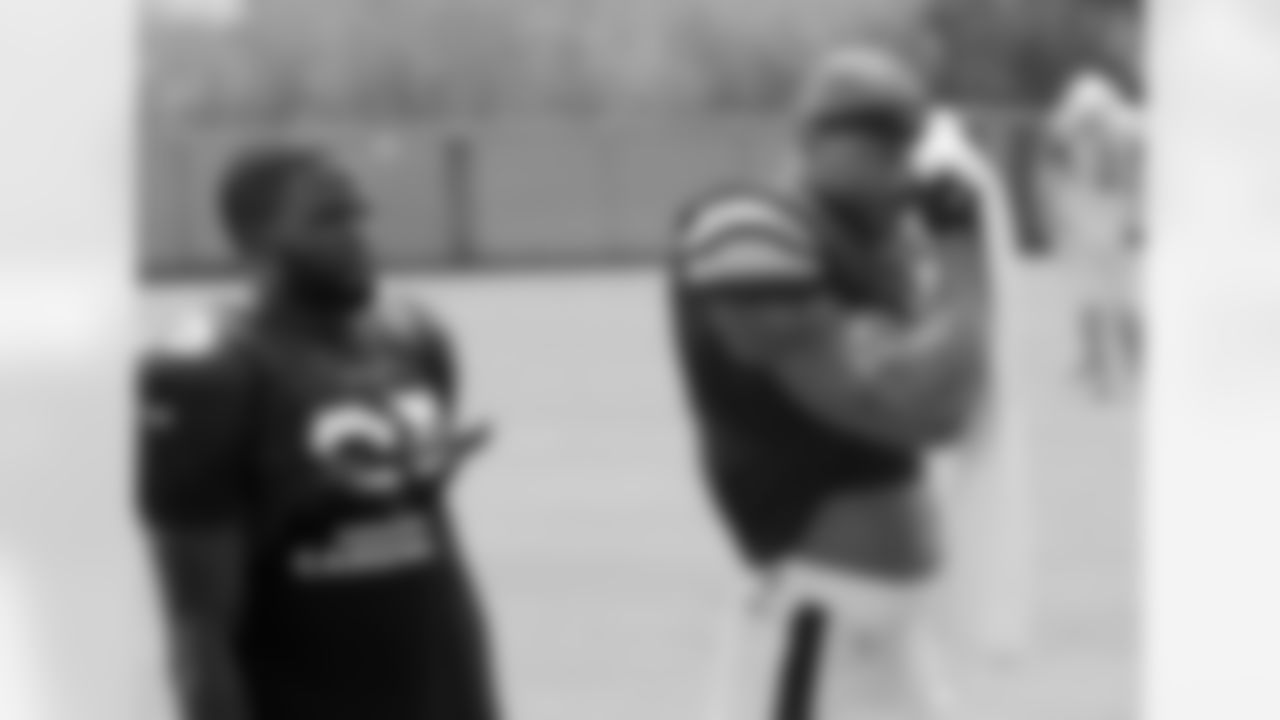 S Yeremiah Bell wipes his face next to CB Jerraud Powers