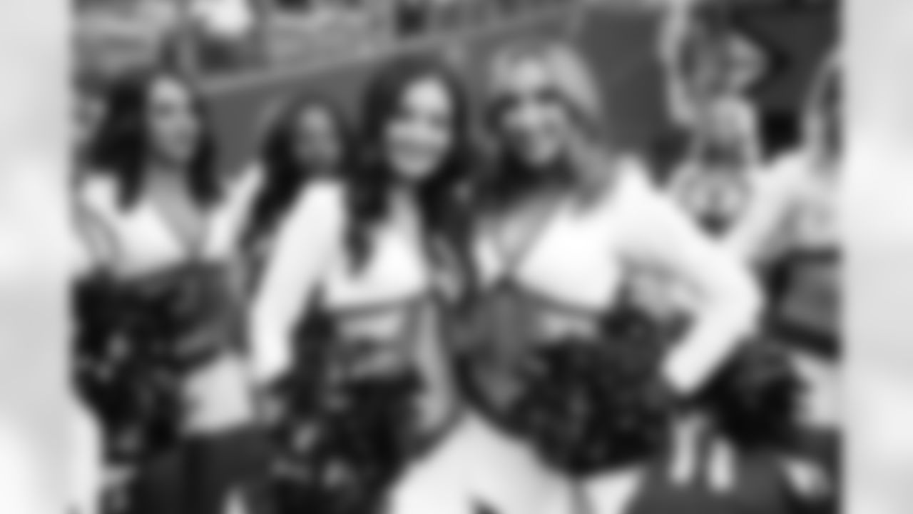 Arizona Cardinals Cheerleaders during the 2022 regular season game between the Arizona Cardinals and the Los Angeles Rams on Sunday, Sept. 25, 2022 in Glendale, AZ.