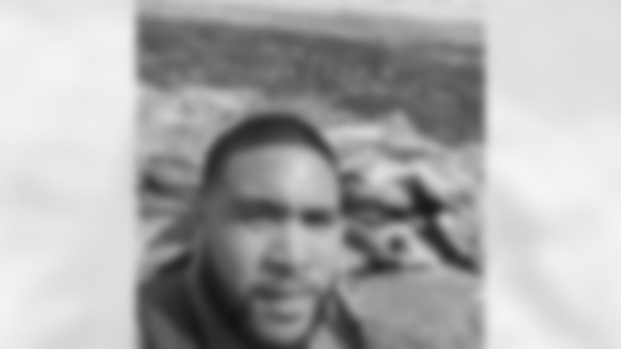 DT Alameda Ta'amu (@taamu66) hikes South Mountain