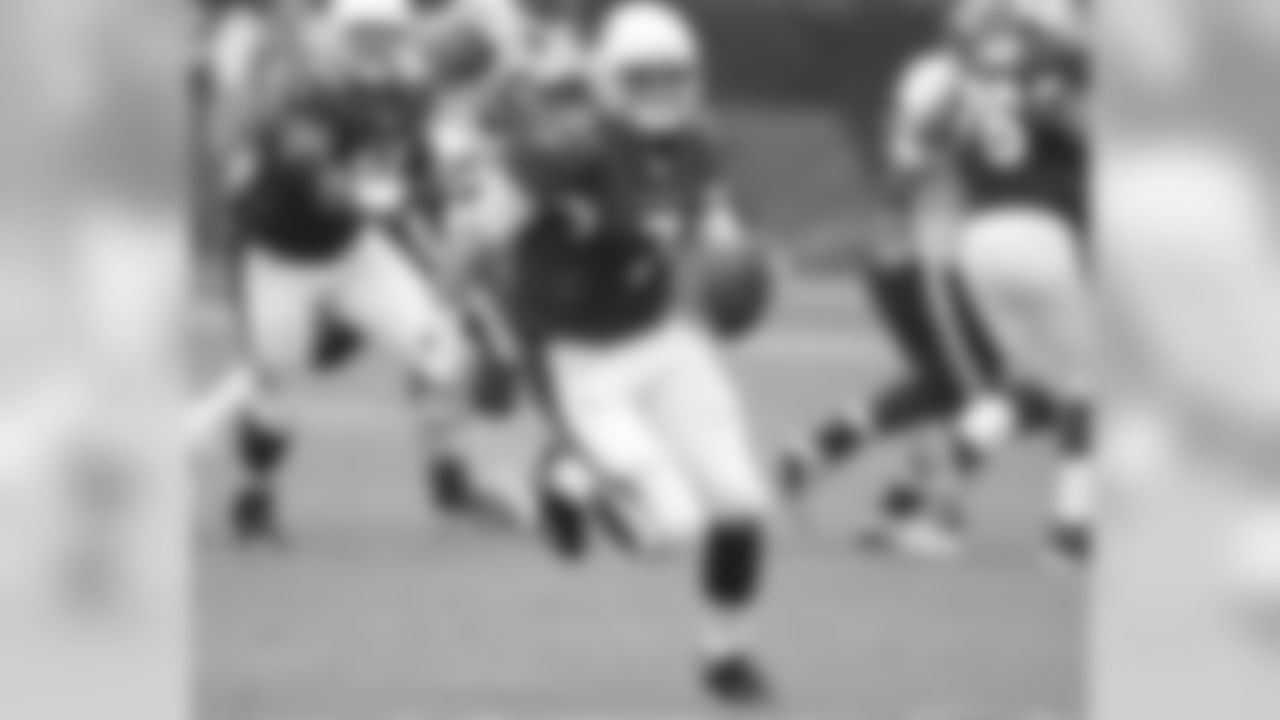 Leinart scrambles