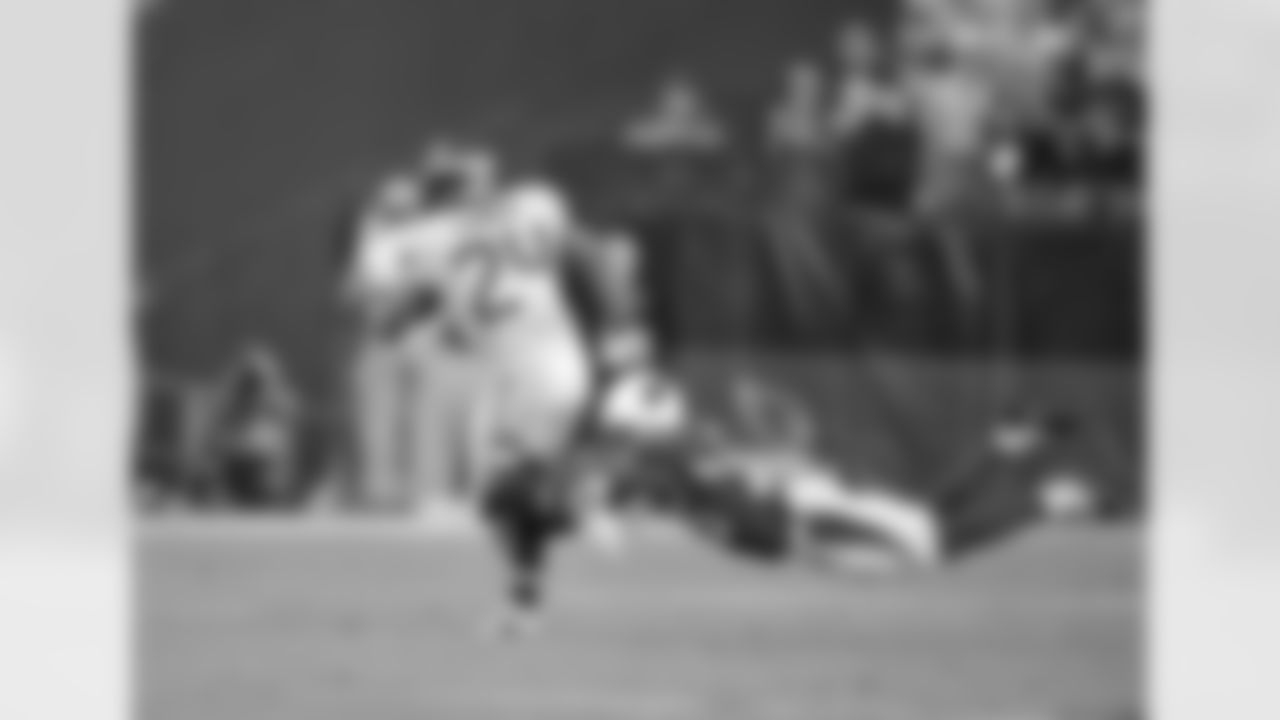 CB Patrick Peterson lunges for Seahawks RB Marshawn Lynch