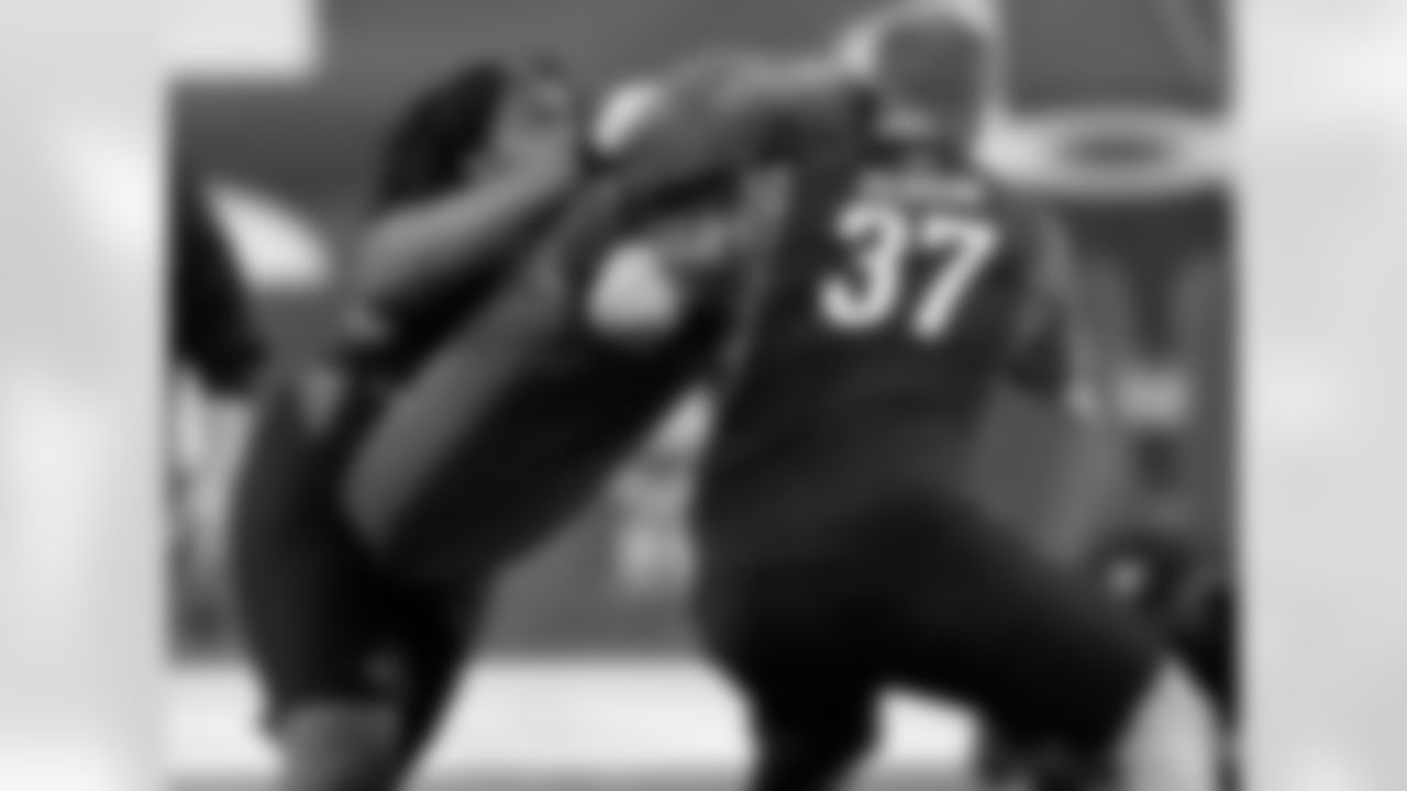 Lehigh OL Will Rackley battles Montana State OL Mike Person