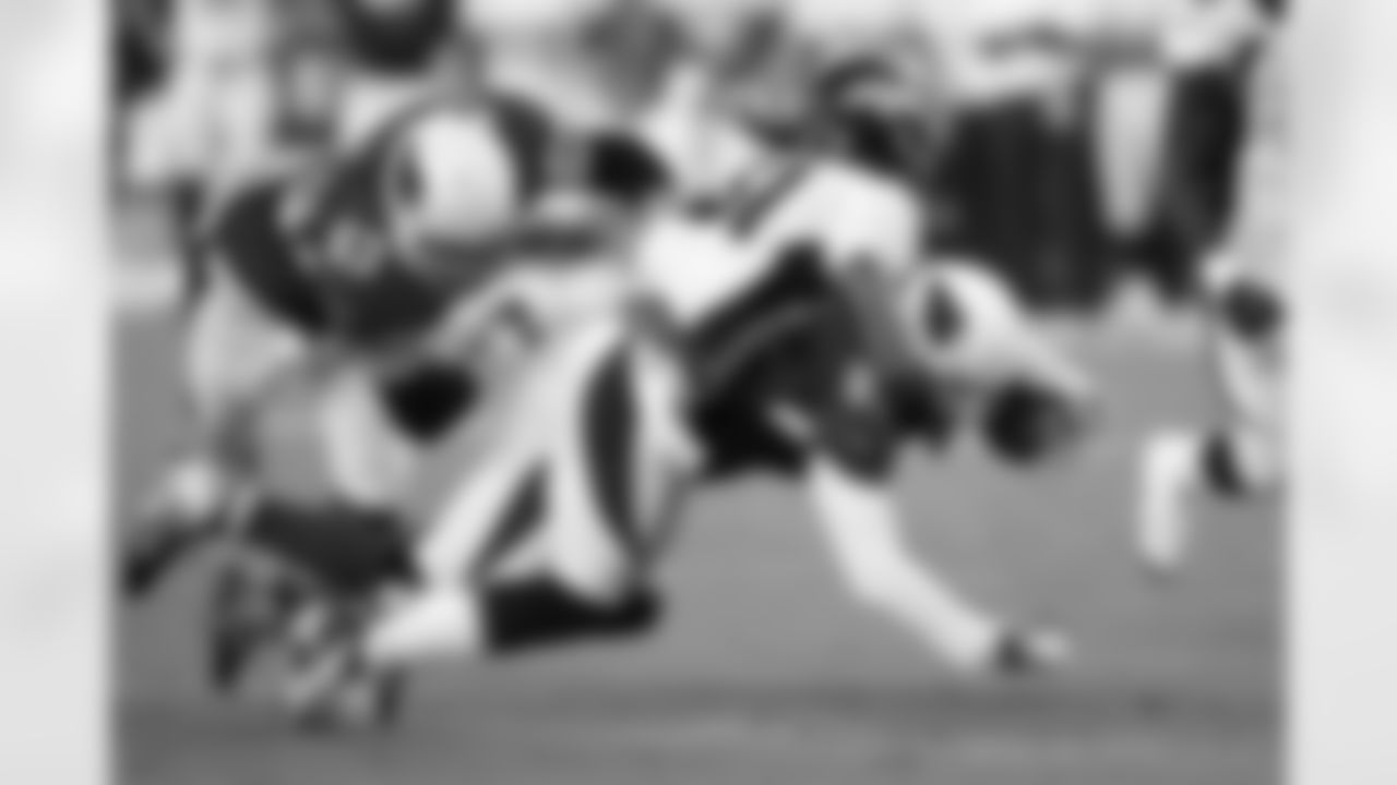 TE Jeff King extends for a first down