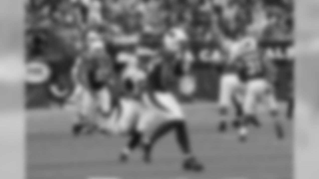 TE Jermaine Gresham makes the catch