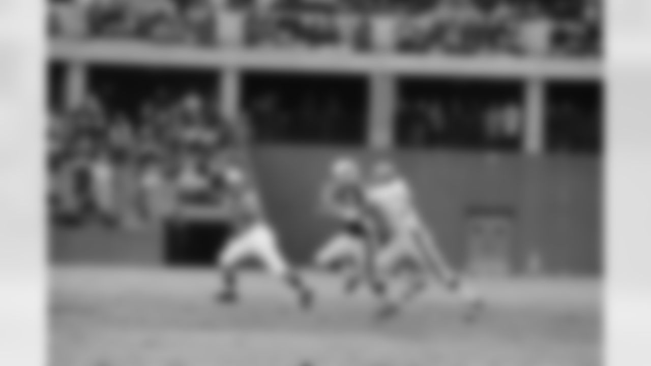 1969: Cardinals QB Jim Hart gets sacked by Mike Howell