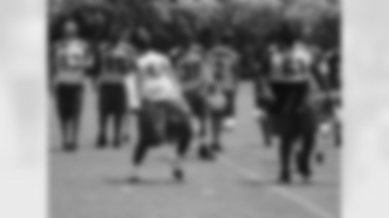 Mike Gandy (69) and the offense celebrate Sendlein's catch