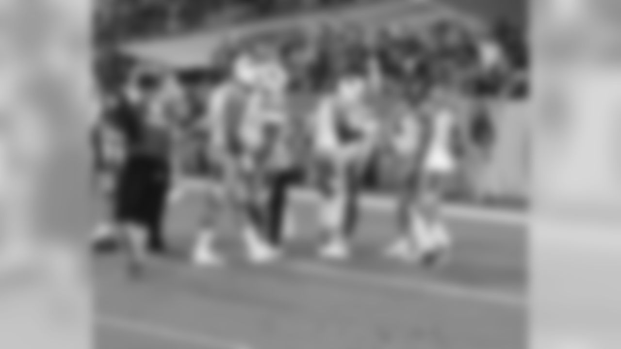 Team Carter defensive backs, including Antonio Cromartie and Patrick Peterson, play rock, paper, scissors in the huddle before the game-deciding play