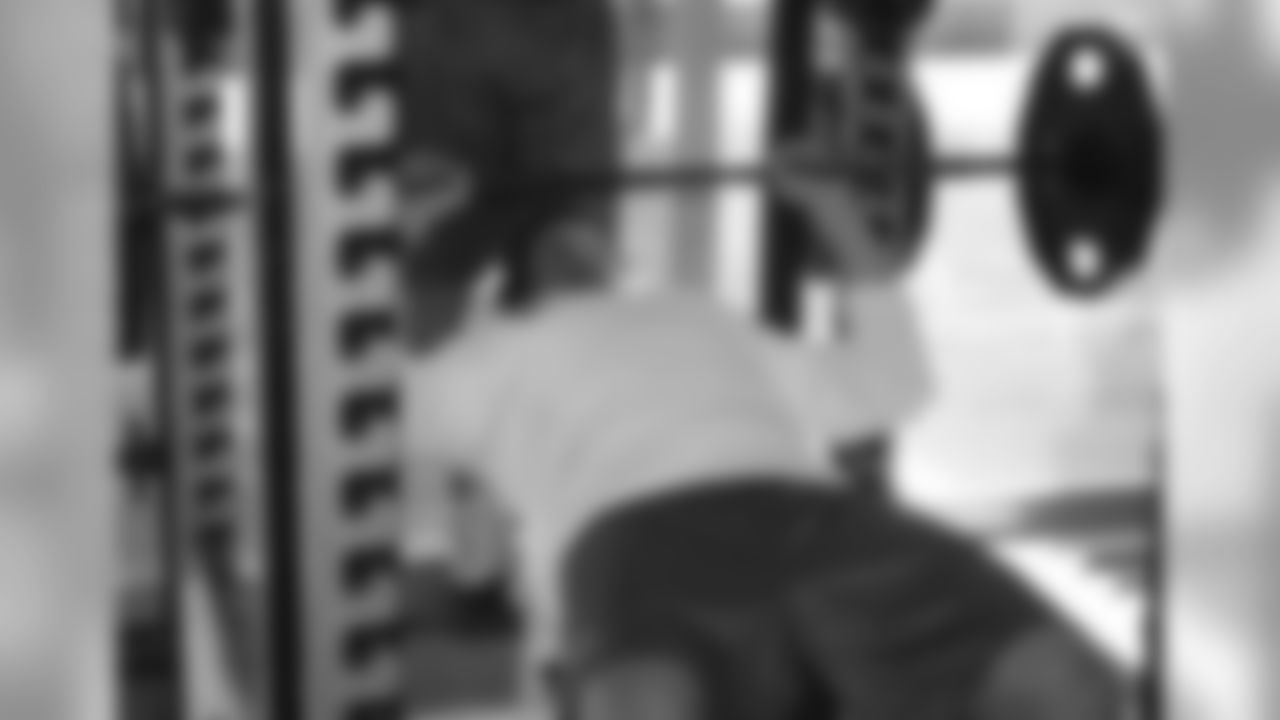 Matt Leinart does his bench press for the day
