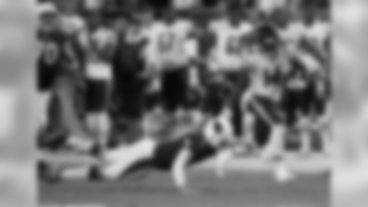P Matt Wile tries to catch Bears WR Deonte Thompson
