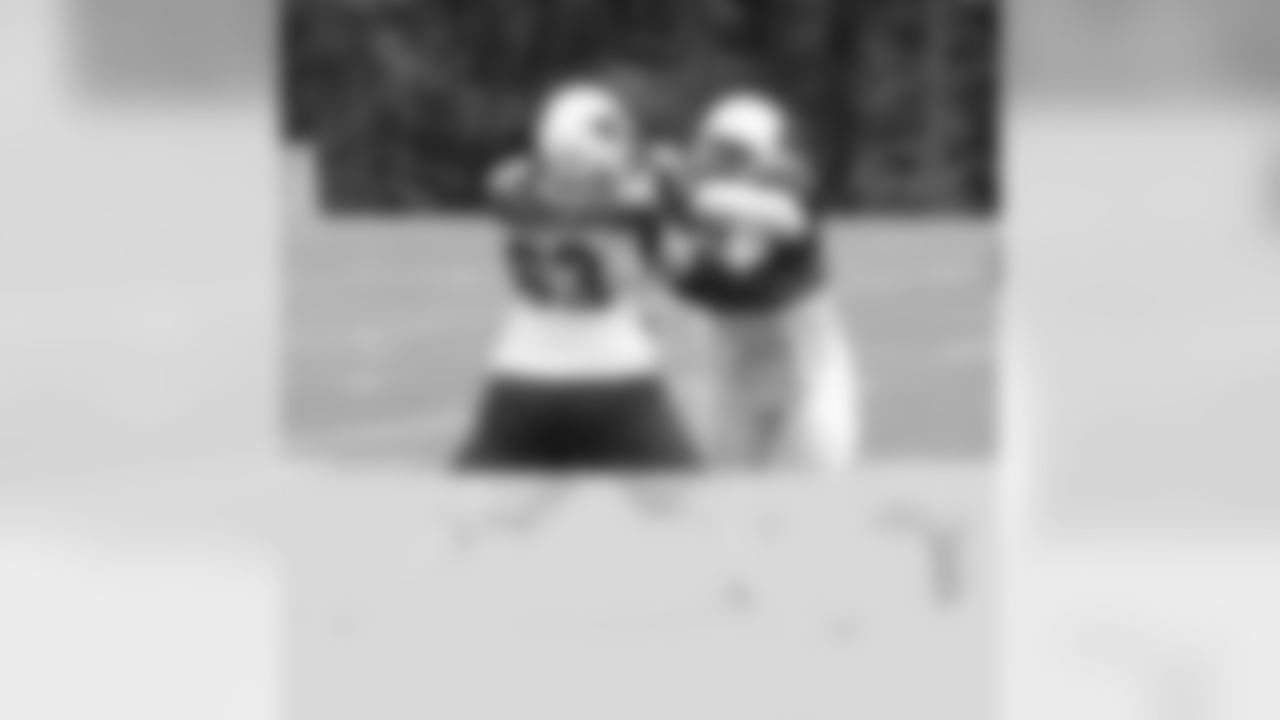 C Lyle Sendlein and NT Dan Williams battle