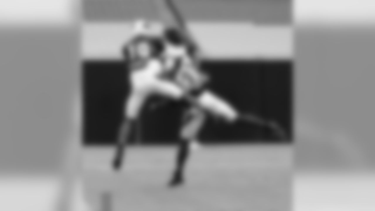 CB Antonio Cromartie (right) pulls in a one-handed interception over WR Ted Ginn