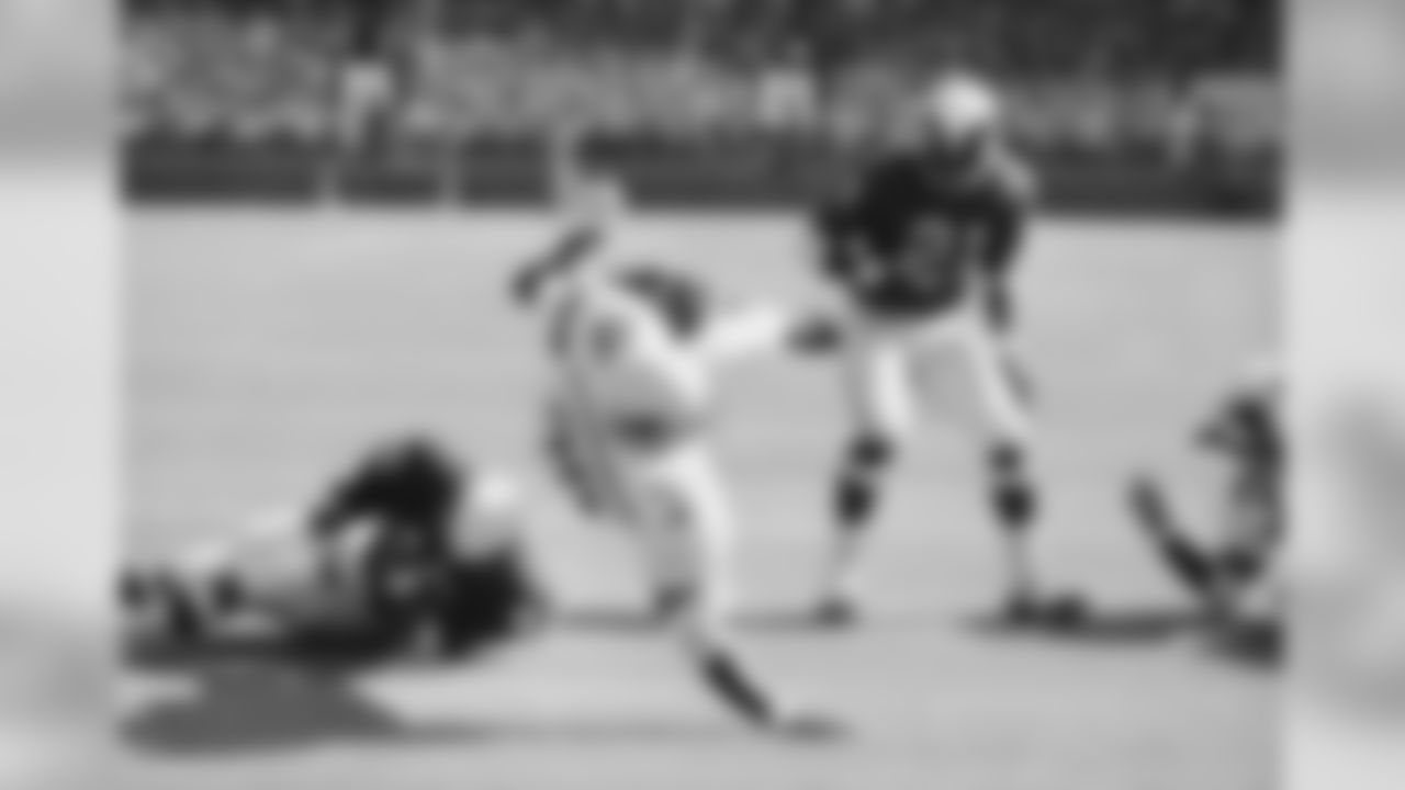 1970: Cid Edwards dives into the end zone.