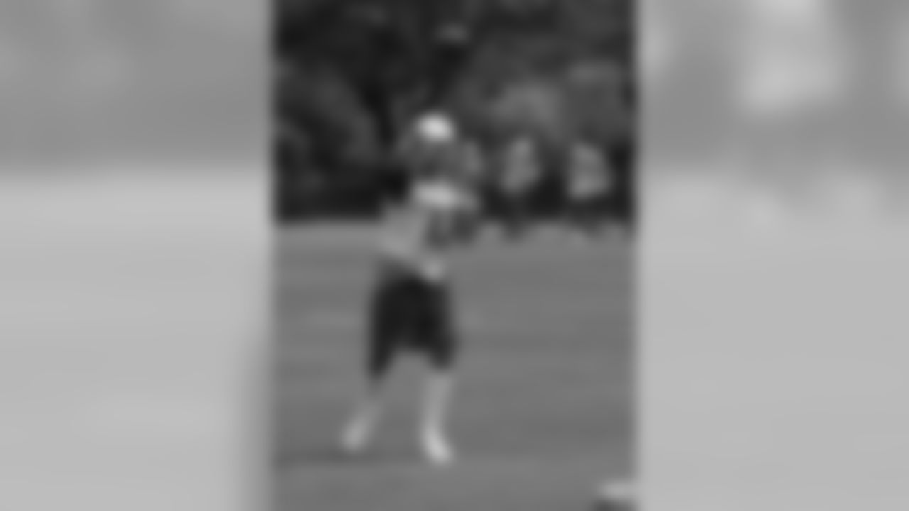 Kurt Warner makes a throw