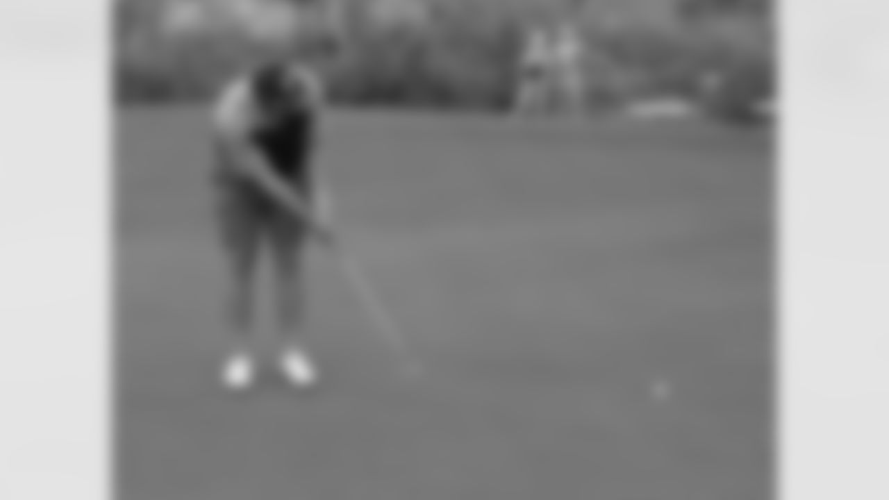 Sowell putting from the green
