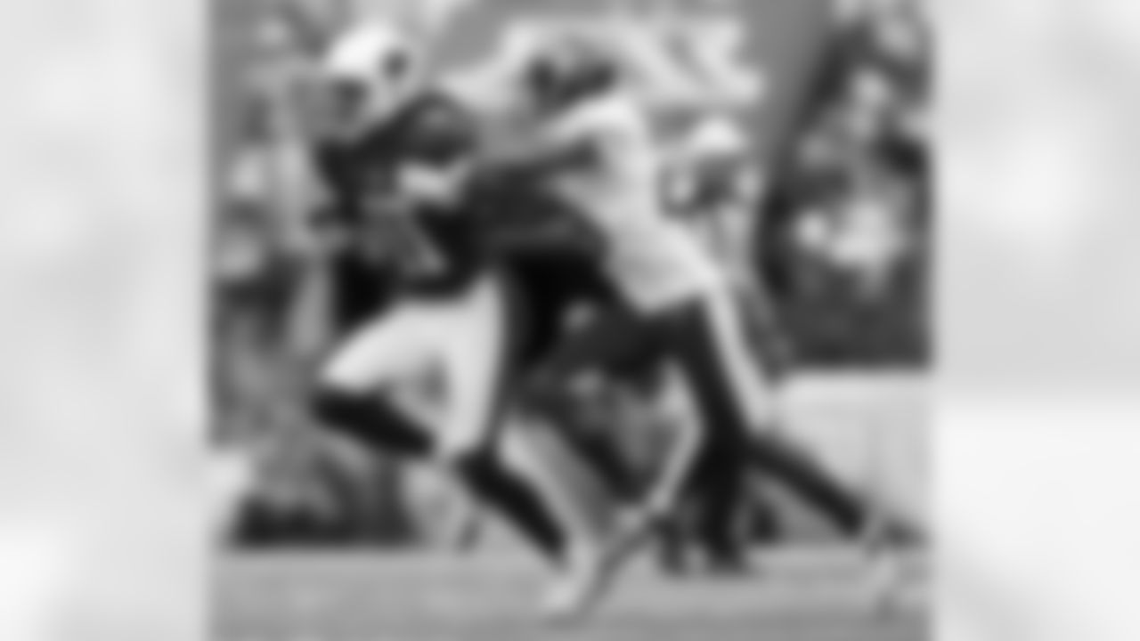 Larry Fitzgerald runs from Texans CB Jonathan Joseph