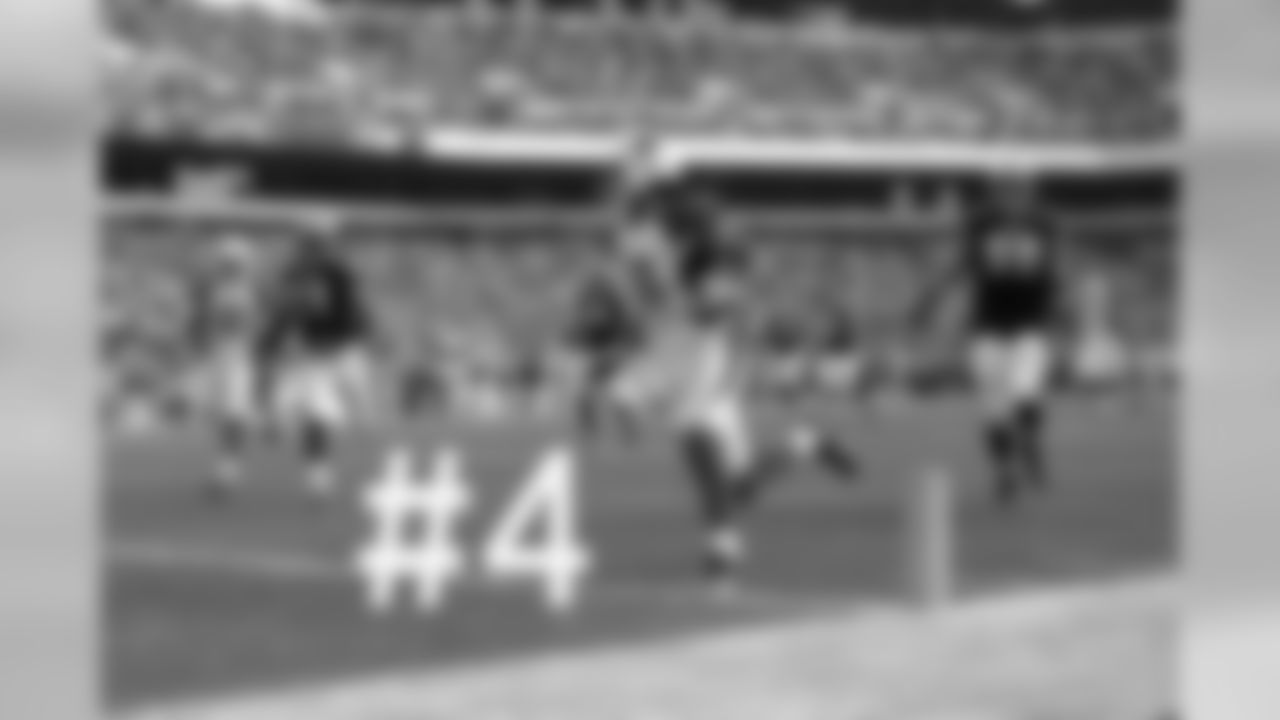 Larry Fitzgerald cruises into the end zone for a touchdown.