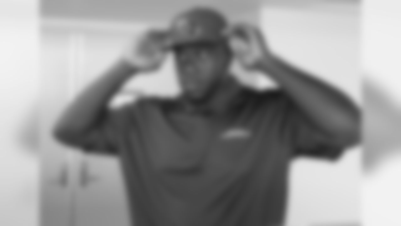 DE Rodney Gunter tries on a new hat