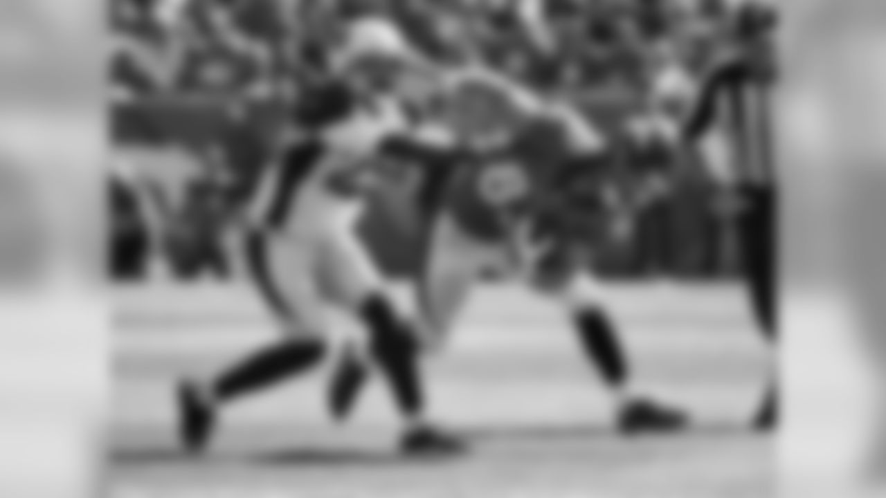 CB Jerraud Powers pushes Broncos WR Wes Welker