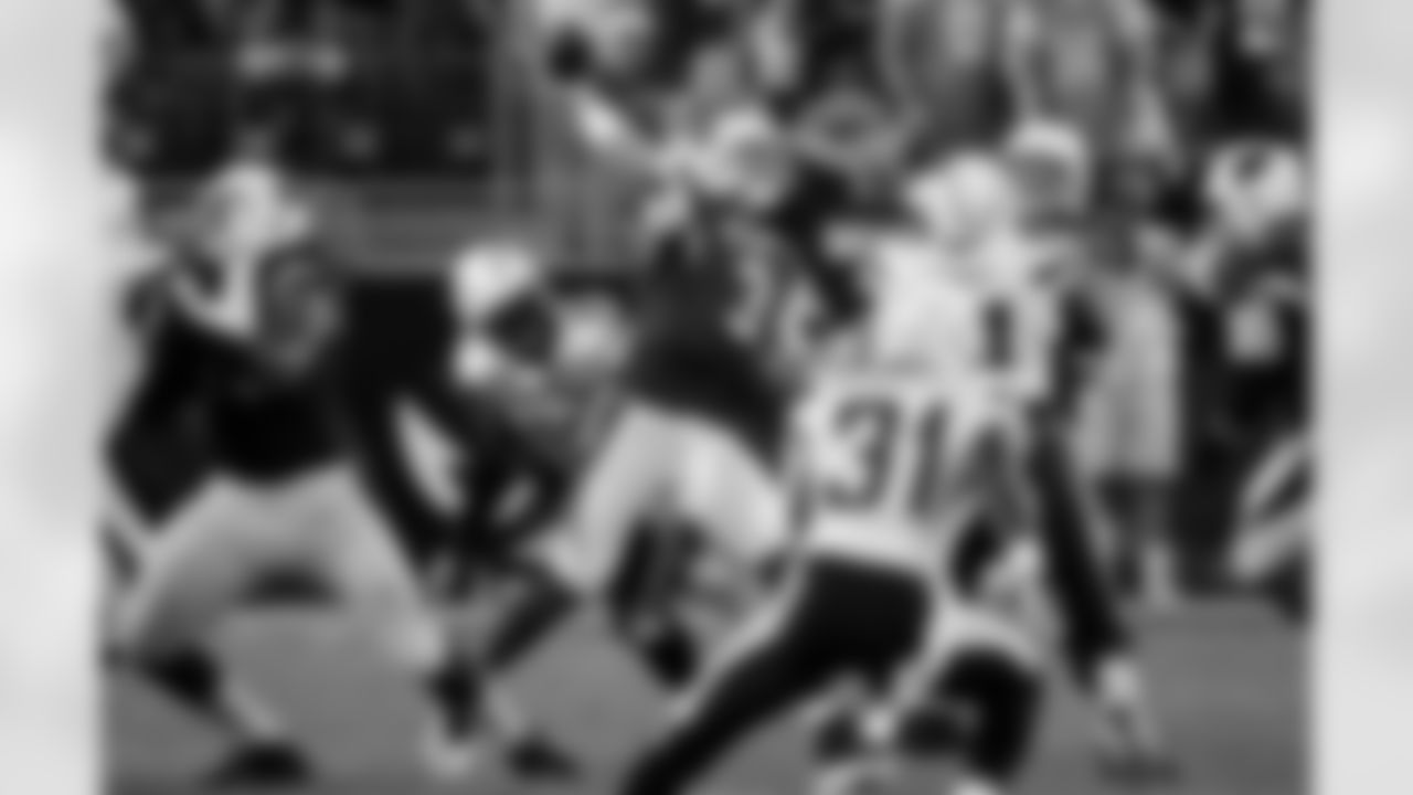 QB Carson Palmer unleases a pass
