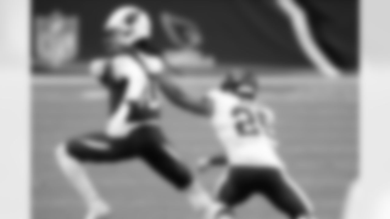 Washington Football Team cornerback Fabian Moreau (25) grabs Arizona Cardinals wide receiver DeAndre Hopkins (10).