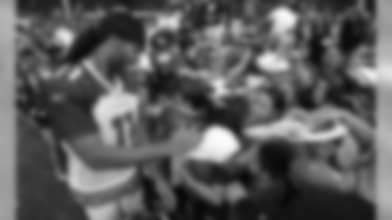WR Larry Fitzgerald signing autographs in 2011