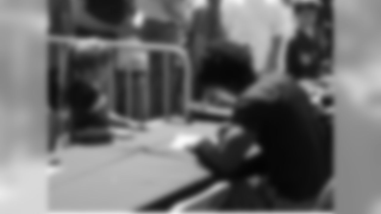 Edgerrin James signs autographs for fans