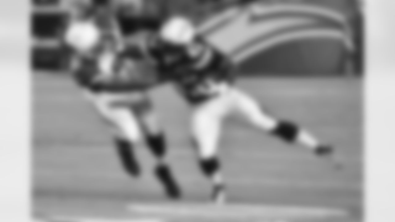 LB Kevin Minter goes for the tackle