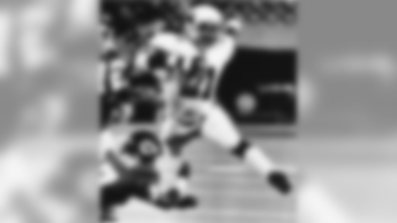 1977: RB Terry Metcalf avoids the tackle attempt of the Chiefs' Tim Collier