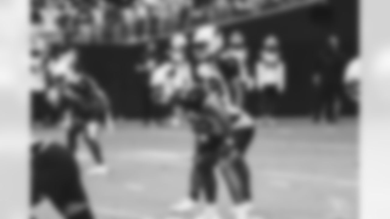 LBs Jordan Hicks (58) and Zaven Collins