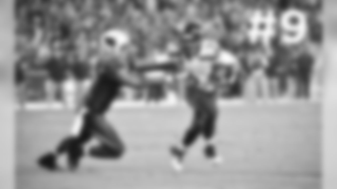 Seahawks QB Russell Wilson gets away from LB Alex Okafor