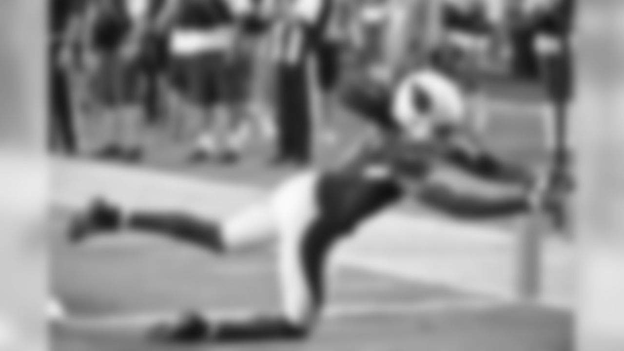 WR Larry Fitzgerald lunges for his 99th career touchdown in the second quarter