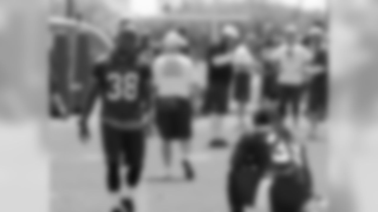 RB Andre Ellington talks with RB Robert Hughes