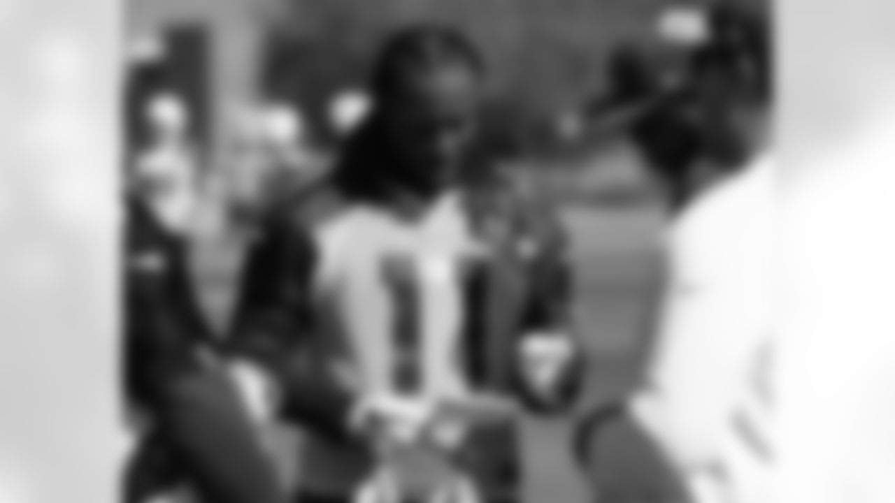 WR Larry Fitzgerald works on the playsheet