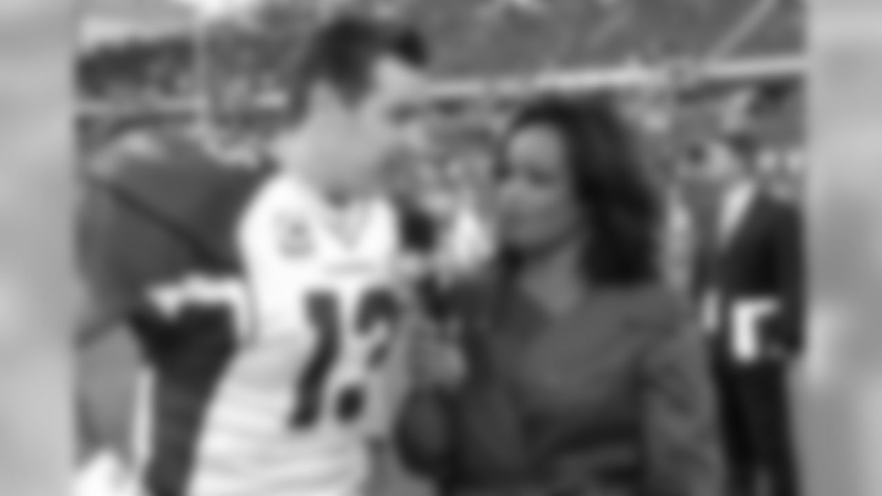 Warner is interviewed after a 2009 game by Pam Oliver