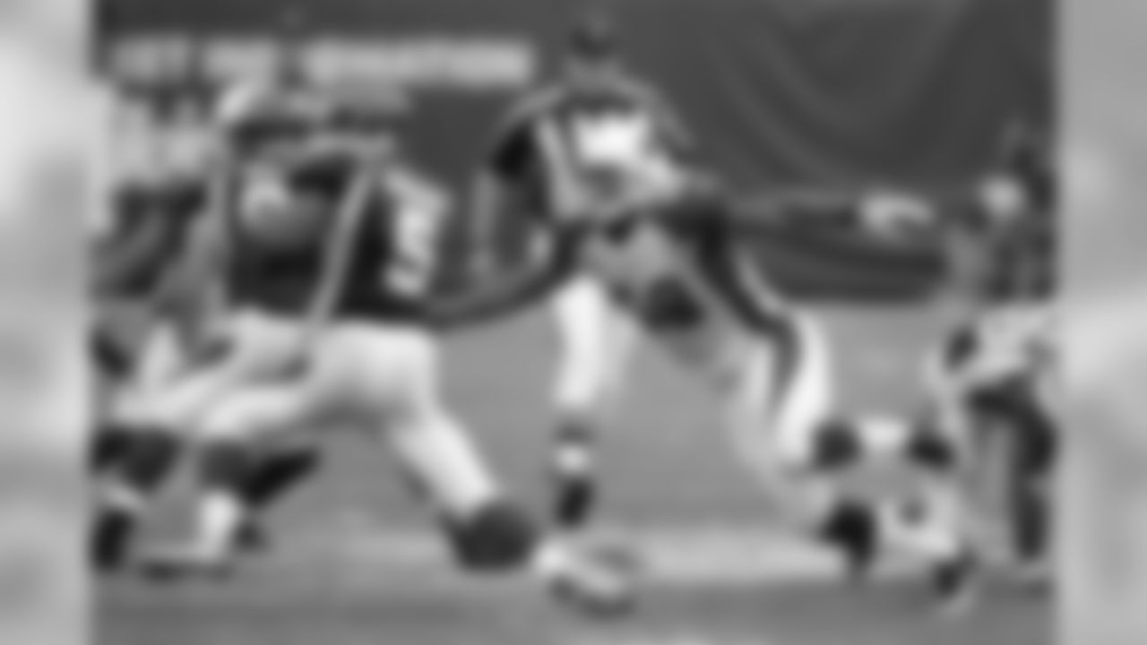 Donavan McNabb 10/9/11 - 4 rushes, 4 yds