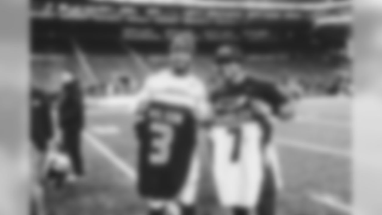 QB Brett Hundley swaps jerseys with former teammate Russell Wilson